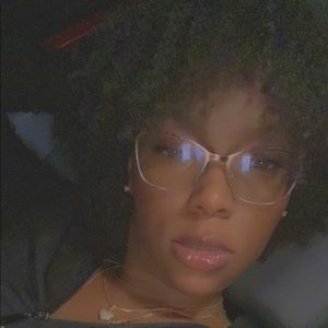 Meet your Posher, Desiree